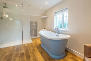 POPPY ROOM – Super King or Twin Bedded ensuite room | Bathroom | Combined shower/bathtub, deep-soaking bathtub, designer toiletries - Stream House Luxury B&B (Hastings)