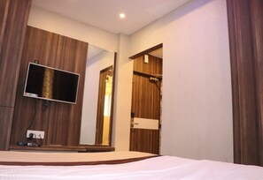 Deluxe Double Room | Soundproofing, iron/ironing board, free WiFi, bed sheets - Hotel Angina (Kolkata)