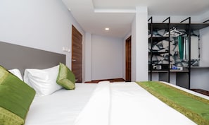 Habitación estándar, varias camas, para no fumadores | Tabla de planchar con plancha, wifi gratis y ropa de cama