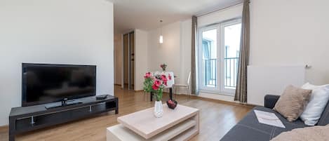 エコノミー アパートメント | リビング エリア | 42 インチの薄型テレビ (ケーブル放送視聴可)、テレビ