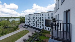 Un bâtiment moderne doté d’un toit plat, de nombreux balcons et d’une cour intérieure.