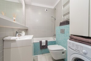 Economy Apartment | Bathroom | Free toiletries, hair dryer, towels - P&O Apartments Obozowa (Warsaw)