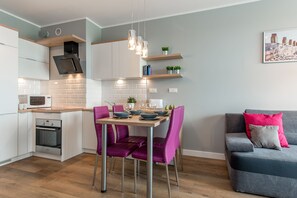 Appartement économique | Bureau, système d’insonorisation, fer et planche à repasser