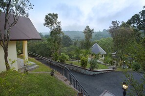 Villa – president, 1 kingsize-seng, badekar, hageutsikt | Hageutsikt