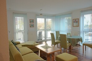 Comfort-Apartment, 1 Schlafzimmer, Nichtraucher, eingeschränkter Meerblick | Wohnbereich | 70-Zoll-Flachbildfernseher mit Kabelempfang, Fernseher