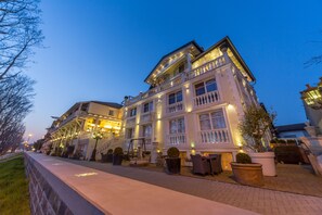 Façade de l’hébergement  – soirée/nuit