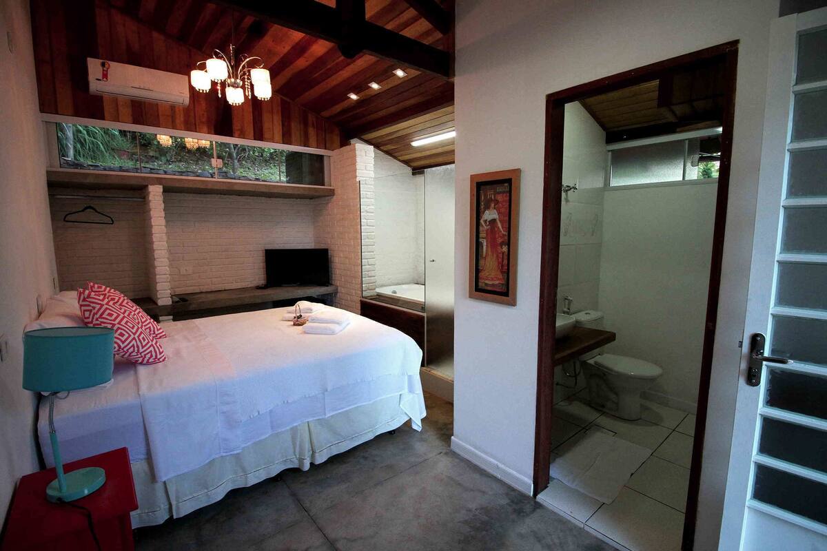 Deluxe Room, 1 Queen Bed, Hot Tub | Minibar, blackout drapes, soundproofing, cribs (surcharge)