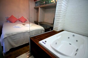 Deluxe-rum - 1 queensize-säng - bubbelpool | Privat bubbelpool