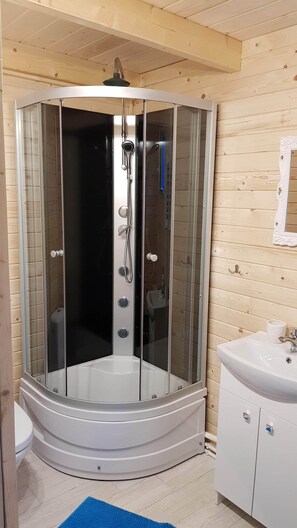 Standard-Ferienhaus, Mehrere Betten, Nichtraucher | Badezimmer | Dusche, Haartrockner, Handtücher