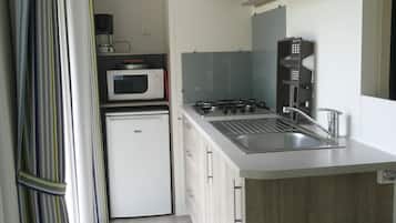 Mobile Home (4 places) | Private kitchen | Fridge, microwave, stovetop, coffee/tea maker