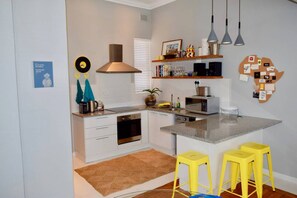 Departamento (1 Bedroom) | Cocina privada | Refrigerador, microondas, horno y cafetera y tetera 