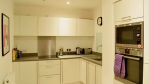 Apartment (1 Bedroom) | Private kitchen | Fridge, microwave, oven, stovetop - 1 Bedroom Apartment in Tower Bridge (London)
