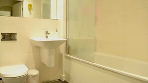 Apartment (1 Bedroom) | Bathroom | Separate tub and shower, free toiletries, towels - 1 Bedroom Apartment in Tower Bridge (London)