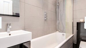 Apartment (1 Bedroom) | Badezimmer