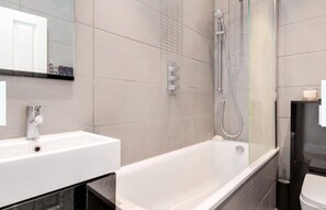 Apartment (1 Bedroom) | Bathroom | Separate tub and shower, free toiletries