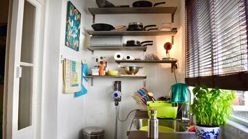 Full-size fridge, oven, electric kettle, cookware/dishes/utensils
