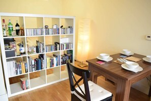 Leilighet (1 Bedroom) | Eget kjøkken | Kjøleskap, mikrobølgeovn, kaffetrakter/tekoker og kjøkkenutstyr