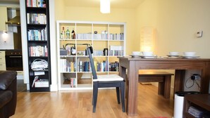Departamento (1 Bedroom) | Sala de estar | Televisión 