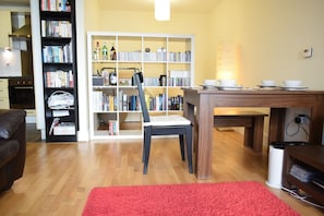 Apartment (1 Bedroom) | Living room | TV - 1 Bedroom Apartment in Canary Wharf With Balcony (London)