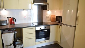 Departamento (1 Bedroom) | Cocina privada | Cafetera y tetera, refrigerador, microondas y utensilios de cocina 