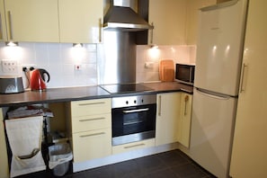 Apartment (1 Bedroom) | Private kitchen | Fridge, microwave, coffee/tea maker, cookware/dishes/utensils - 1 Bedroom Apartment in Canary Wharf With Balcony (London)