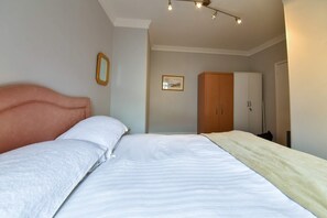 شقة (1 Bedroom) | 1 غرفة نوم وأغطية فراش متميزة ومساحة عمل للكمبيوتر المحمول ومكواة/لوح كي