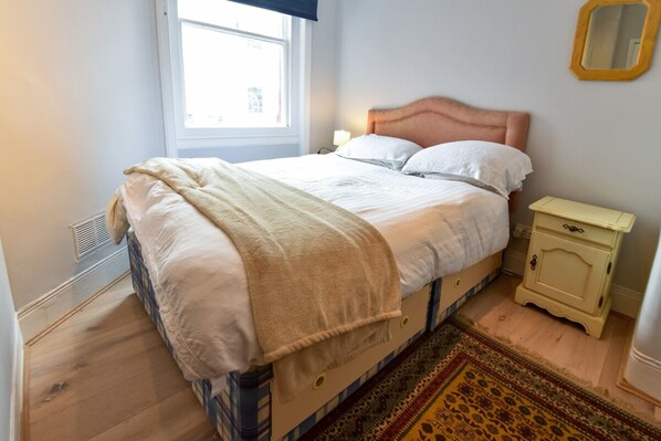 شقة (1 Bedroom) | 1 غرفة نوم وأغطية فراش متميزة ومساحة عمل للكمبيوتر المحمول ومكواة/لوح كي