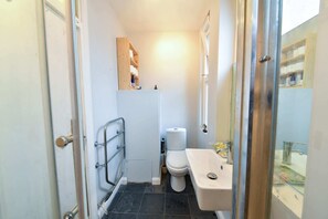 شقة (1 Bedroom) | حمام | مستلزمات مجانية للعناية الشخصية، مجففات شعر، مناشف، صابون