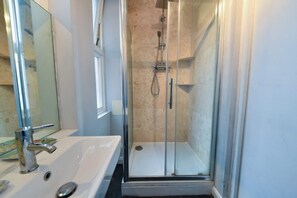 Apartment (1 Bedroom) | Bathroom | Free toiletries, hair dryer, towels, soap - Beautiful 1 Bedroom Flat in Chic Marylebone (London)