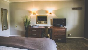 The Olive Room | Blackout drapes, iron/ironing board, free WiFi - The Wild Hare (Chepstow)