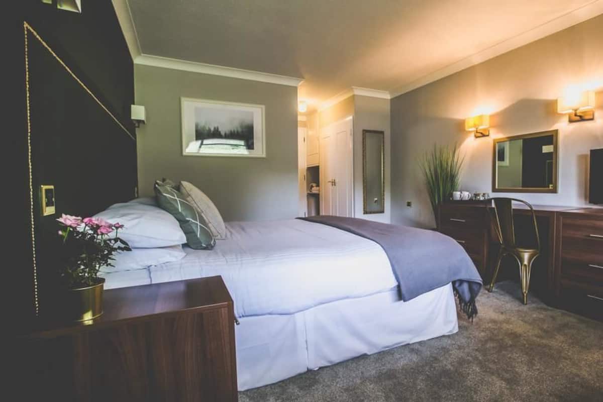 Quarto casal superluxo | Cortinas blackout, ferros/tábuas de passar roupa, Wi-Fi de cortesia