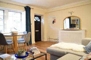 Apartment (1 Bedroom) | Living room - 1 Bedroom Islington Flat With a Garden (London)