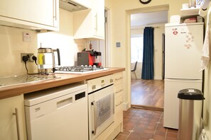 Oven, dining tables - 1 Bedroom Islington Flat With a Garden (London)