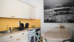 Fridge, microwave, oven, toaster - 1 Bedroom Flat Near Hyde Park (London)