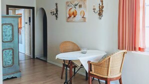 Grand Apartment, 2 Bedrooms | In-room dining - Apartmenthaus am Rhein (Ginsheim-Gustavsburg)
