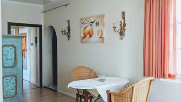 Grand-Apartment, 2 Schlafzimmer | Essbereich im Zimmer