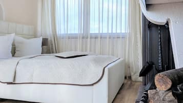 Penthouse, 3 Bedrooms, Lake View | Cribs/infant beds, free WiFi, bed sheets