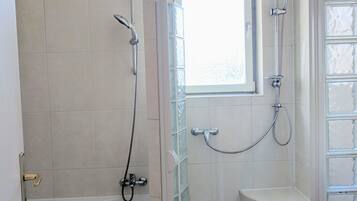 Penthouse, 3 Schlafzimmer, Seeblick | Badezimmer | Komfortbadewanne, kostenlose Toilettenartikel, Haartrockner, Handtücher