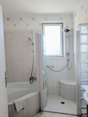 Penthouse, 3 Bedrooms, Lake View | Bathroom