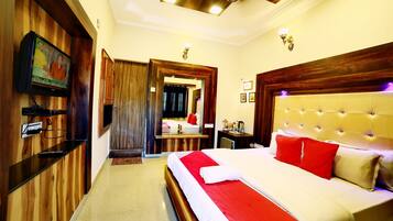 GOLDEN PREMIER (HILL- PALM FACING/COMMON BALCONY) | 11 bedrooms, premium bedding, memory foam beds, soundproofing