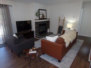Apartment, Mehrere Betten (Blue River Condos 3 Bed 2 Bath BRLR) | Wohnbereich | Flachbildfernseher, Kamin