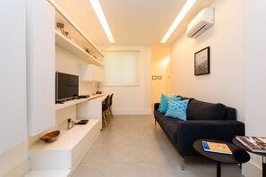 32-英寸LED 电视 （配备有线频道）、电视