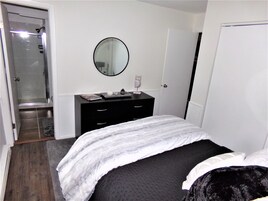 3 chambres, décor unique, ameublement unique, fer et planche à repasser