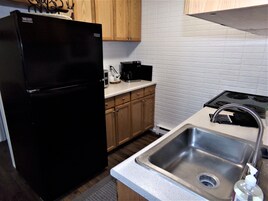 Refrigerador con freezer, microondas, horno, placa de cocina