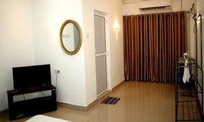 Apartamento família, para não fumantes, vista para o jardim | Área de estar | TV LED 32 polegadas com canais a cabo, TV