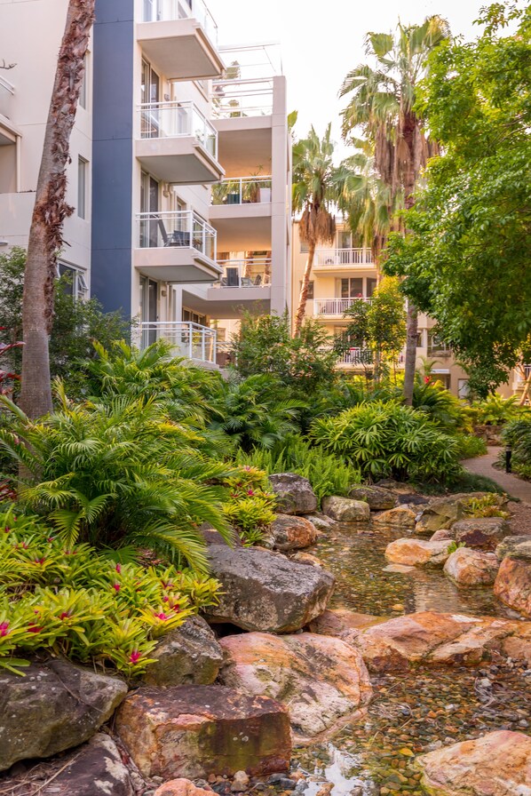 Property grounds - Stylish Riverside Apartment w/ Lagoon Style Pool, BBQ, WIFI & Netflix (Kangaroo Point)