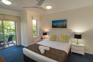 3 bedrooms, iron/ironing board, free WiFi, bed sheets - Stylish Riverside Apartment w/ Lagoon Style Pool, BBQ, WIFI & Netflix (Kangaroo Point)