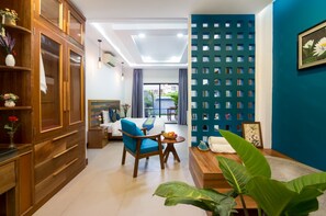 5 Schlafzimmer, Zimmersafe, Schreibtisch, Bügeleisen/Bügelbrett