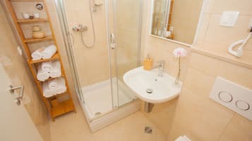Deluxe Studio | Bilik Mandi | Pancuran mandi, kelengkapan dandanan diri percuma, pengering rambut