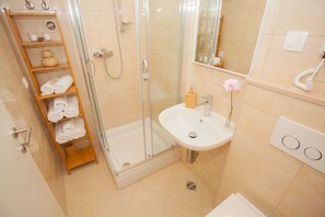 Studio Deluxe | Salle de bain | Douche, articles de toilette (gratuits), séchoir à cheveux